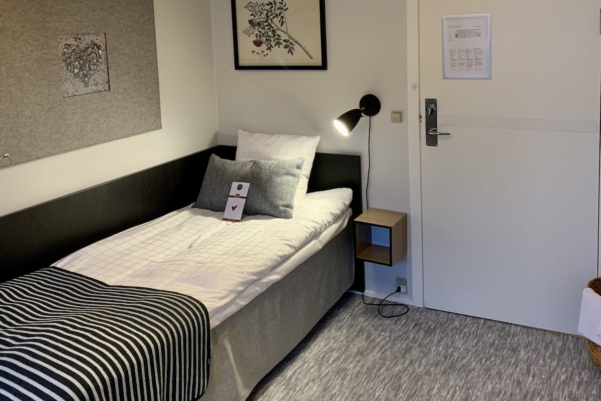 Kamar Single Basic | Seprai antialergi, meja kerja, dan ruang kerja ramah laptop