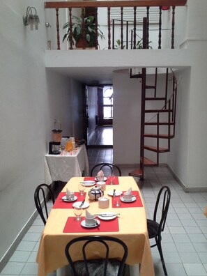 Free daily continental breakfast - Hotel del Prado (Buenos Aires)