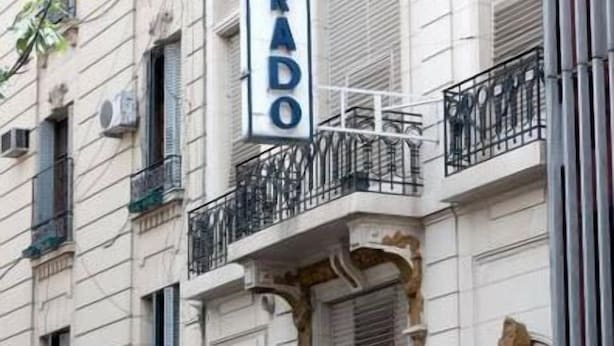A building with a sign that reads "HOTEL DEL PRADO". - Hotel del Prado (Buenos Aires)