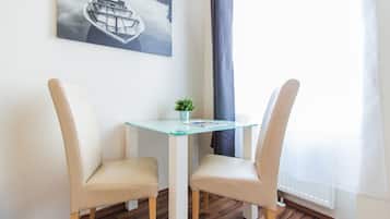 Basic Apartment, 1 Queen Bed | In-room dining
