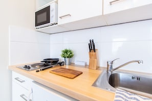 Apartamento básico, 1 cama Queen | Cozinha americana privada | Geladeira, micro-ondas, cooktop, lava-louças