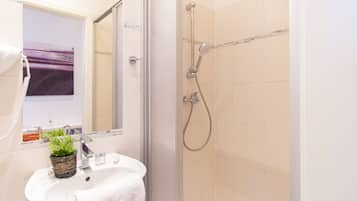 Appartement, 1 grand lit | Salle de bain | Douche, sèche-cheveux, serviettes fournies