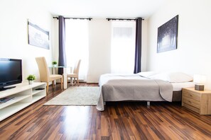 Apartamento básico, 1 cama Queen | Ferros/tábuas de passar roupa, berços grátis, Wi-Fi de cortesia