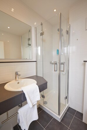 Shower, free toiletries, hair dryer, towels - Filderland - Hotel Garni (Leinfelden-Echterdingen)