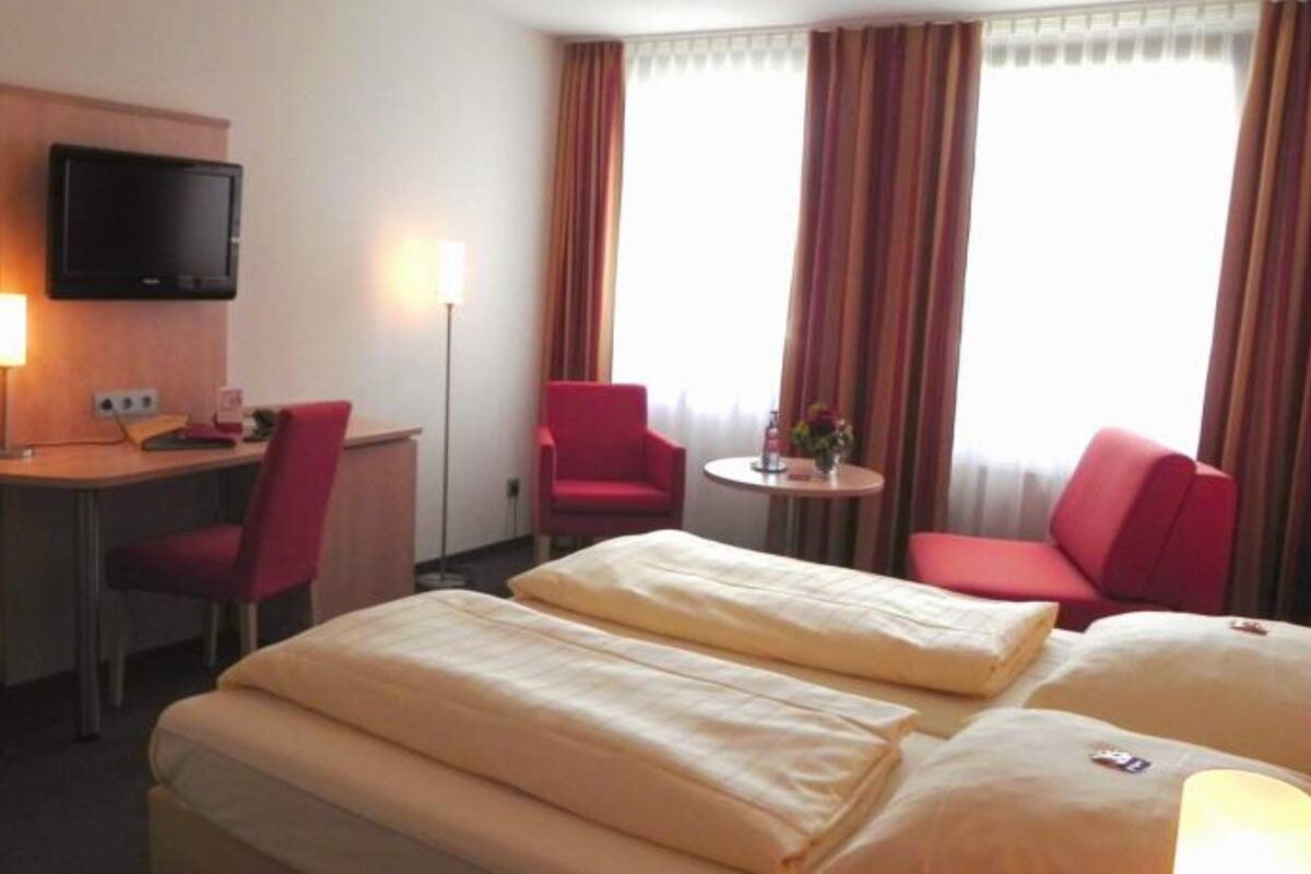 Hypo-allergenic bedding, minibar, individually decorated