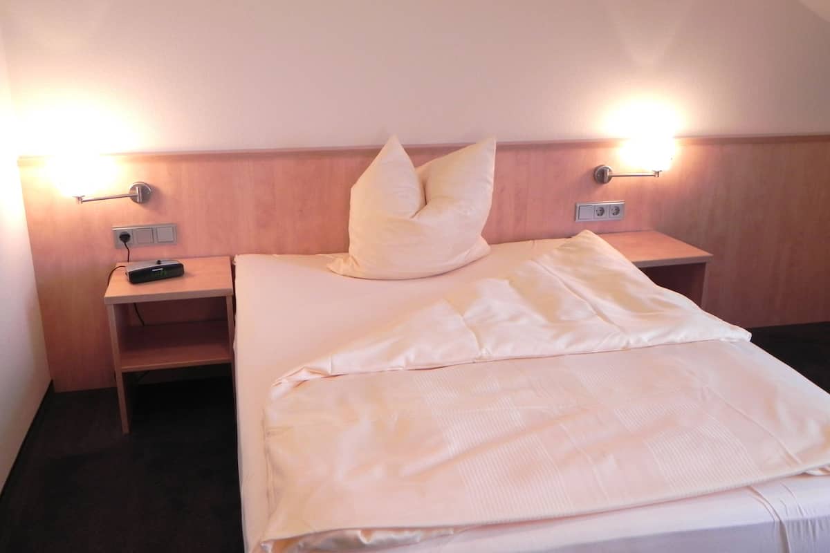 Hypo-allergenic bedding, minibar, individually decorated