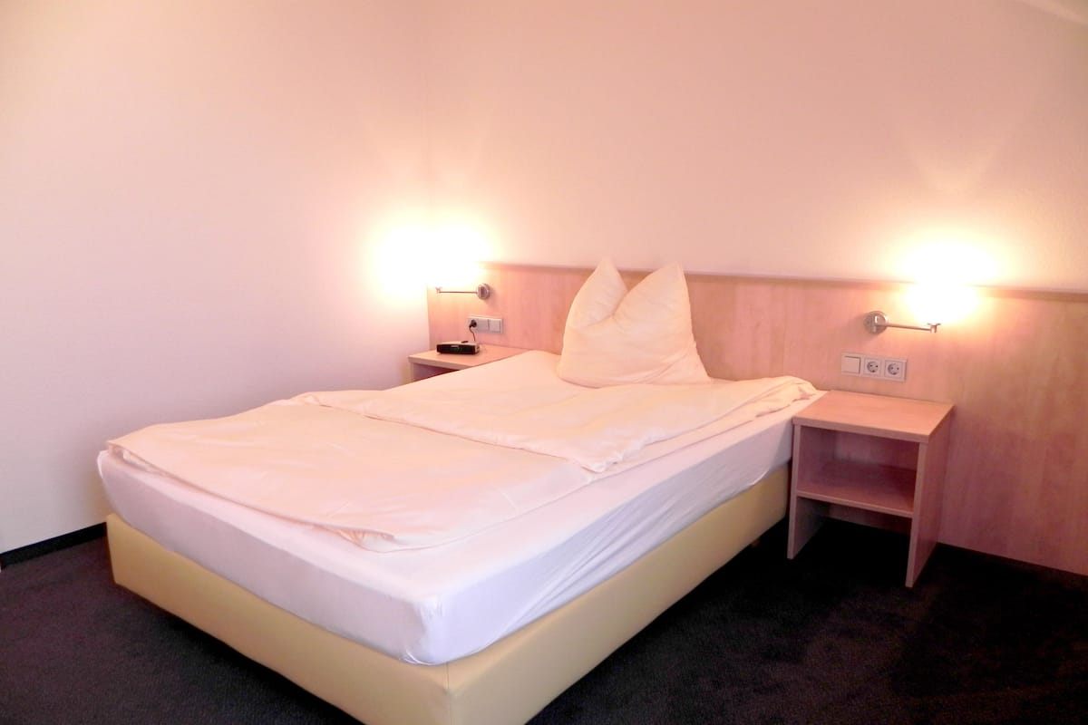 Hypo-allergenic bedding, minibar, individually decorated