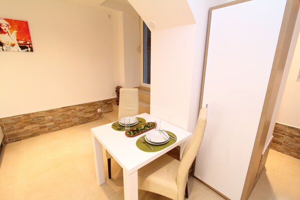 Economy Studio | In-room dining