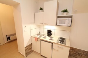 Economy Studio | Private kitchenette | Fridge, microwave, stovetop, dishwasher