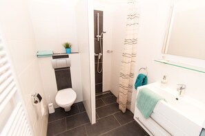 Regadera, secadora de cabello, toallas 