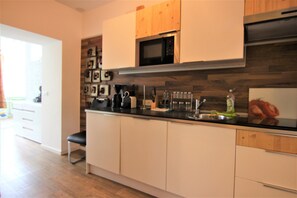 Departamento Premium | Área de sala de estar | Televisión de pantalla plana de 32 pulgadas con canales por cable 