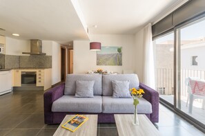 Apartment, 2 Bedrooms | Living area | 20-inch TV with satellite channels - Apartamentos Estartit Costa (Torroella de Montgri)