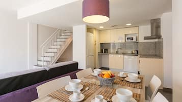 Apartament, 3 dormitoris | Zona de menjador de l'habitació