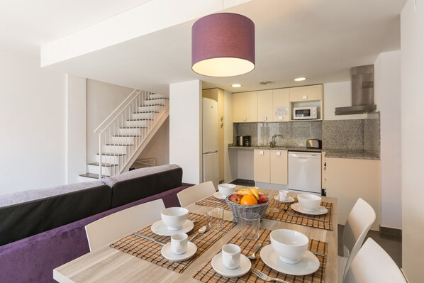 Apartment, 3 Bedrooms | In-room dining