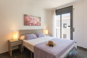 Apartment, 3 Bedrooms | Individually furnished, cots/infant beds, free WiFi, bed sheets - Apartamentos Estartit Costa (Torroella de Montgri)