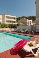 Una piscina al aire libre