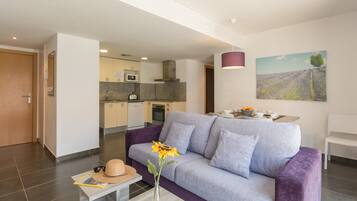Apartment, 3 Bedrooms | Ruang tamu | 20 inci televisyen dengan satelit