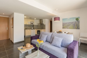 Apartment, 3 Bedrooms | Living area | 20-inch TV with satellite channels - Apartamentos Estartit Costa (Torroella de Montgri)