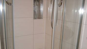 Estudio estándar, cocina | Baño | Regadera, secadora de cabello, toallas, jabón