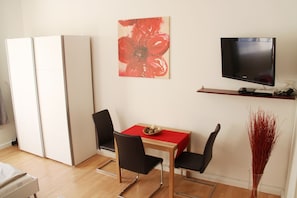 Standard Studio, Kitchen | Iron/ironing board, free cots/infant beds, free WiFi, bed sheets