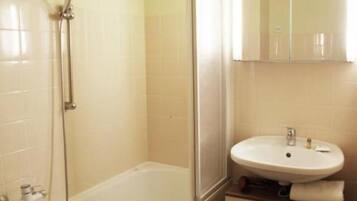 Estudio clásico, cocina | Baño | Regadera, secadora de cabello, toallas, jabón