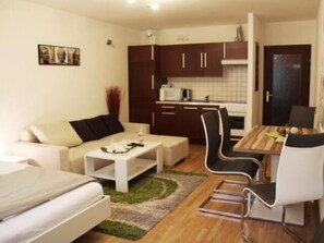 Classic Studio, Kitchen | Living area - Apartment Quellenstrasse (Vienna)