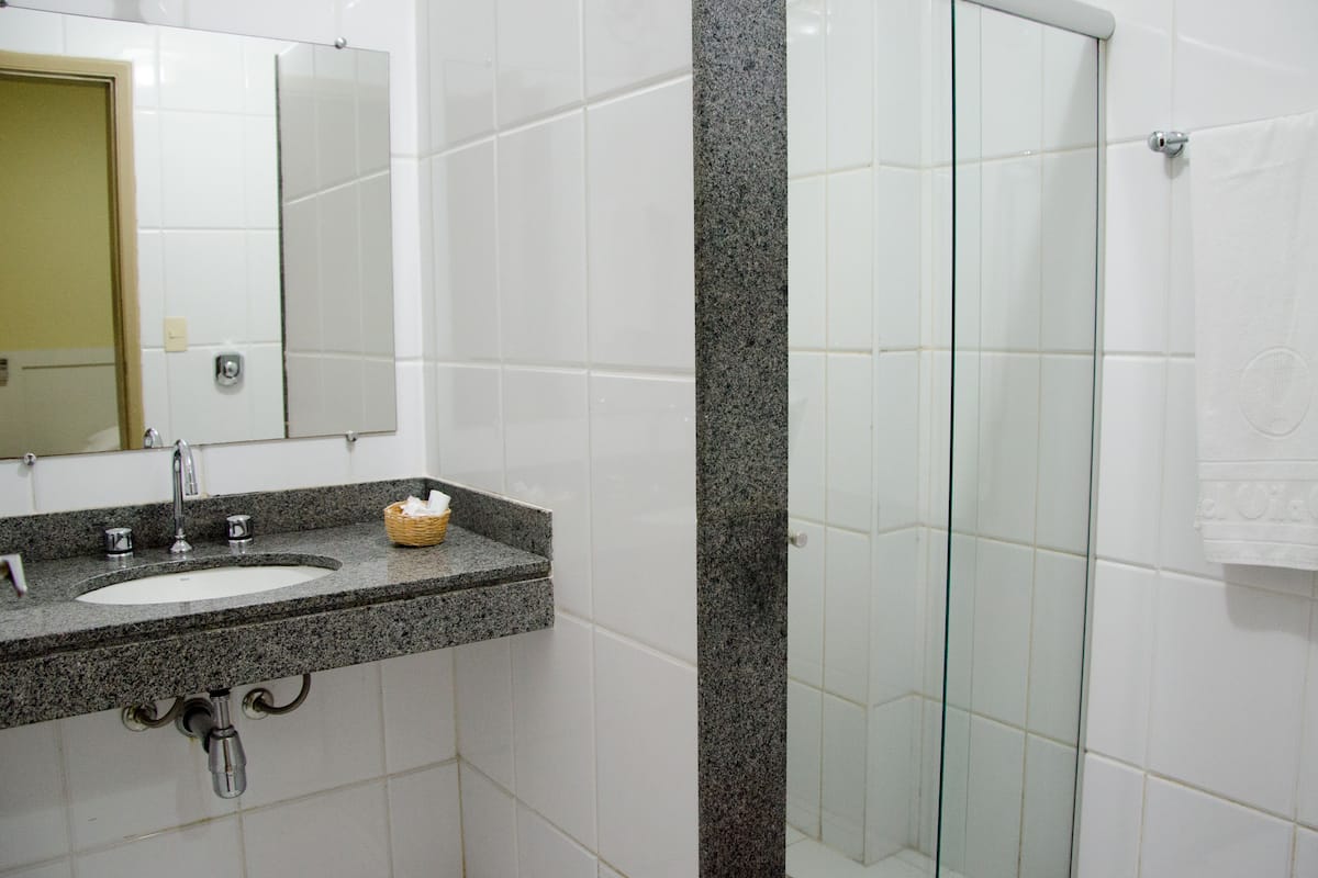 Een douche, een haardroger, handdoeken