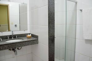Een douche, een haardroger, handdoeken