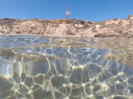 Una playa cerca, sombrillas, toallas de playa