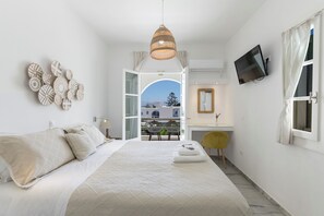 Chambre Standard, 1 lit double ou 2 lits jumeaux, balcon, vue partielle sur la mer | Draps en coton égyptien, literie de qualité, couette en duvet