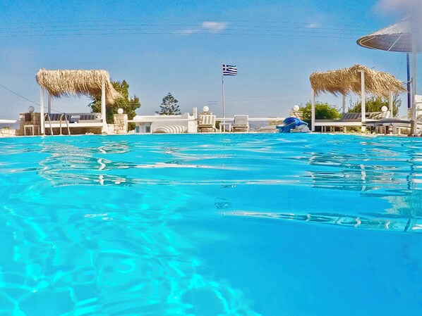 Piscina externa sazonal, funciona das 8h às 20h, guarda-sóis
