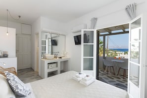 Egyptian cotton sheets, premium bedding, down duvets, in-room safe - Margarita Studios Ambelas (Paros)
