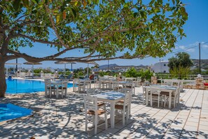 Café da manhã continental todos os dias (EUR 15 por pessoa) 