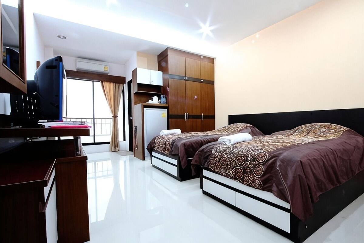 Premium bedding, minibar, desk, blackout drapes