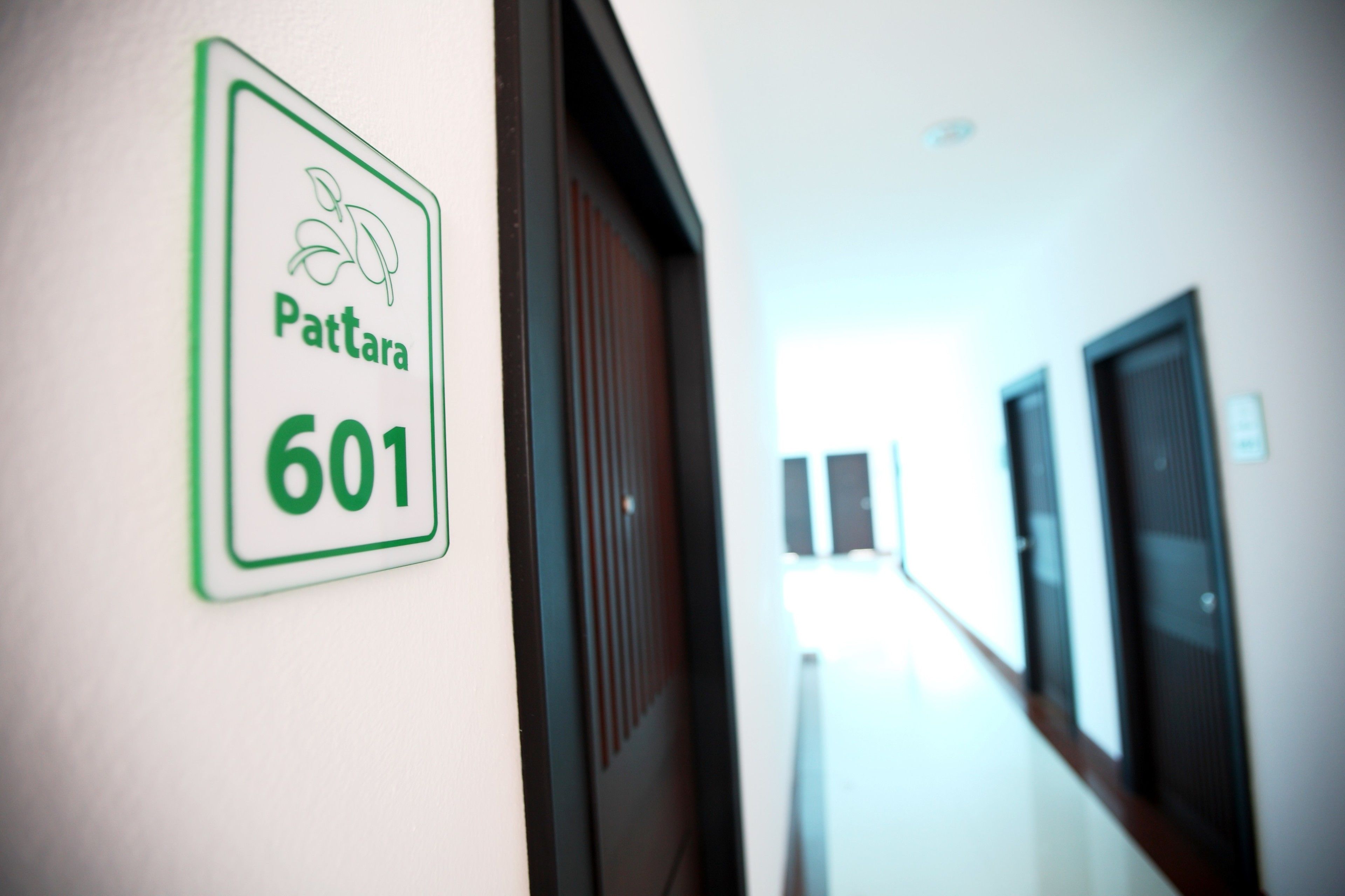 Ein Flur mit einem Schild, auf dem 'Pattara 601' steht.