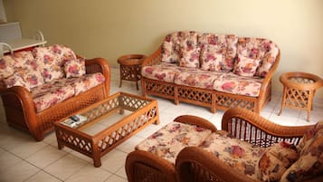 Quarto standard, 2 camas de casal | Sala de estar | TV