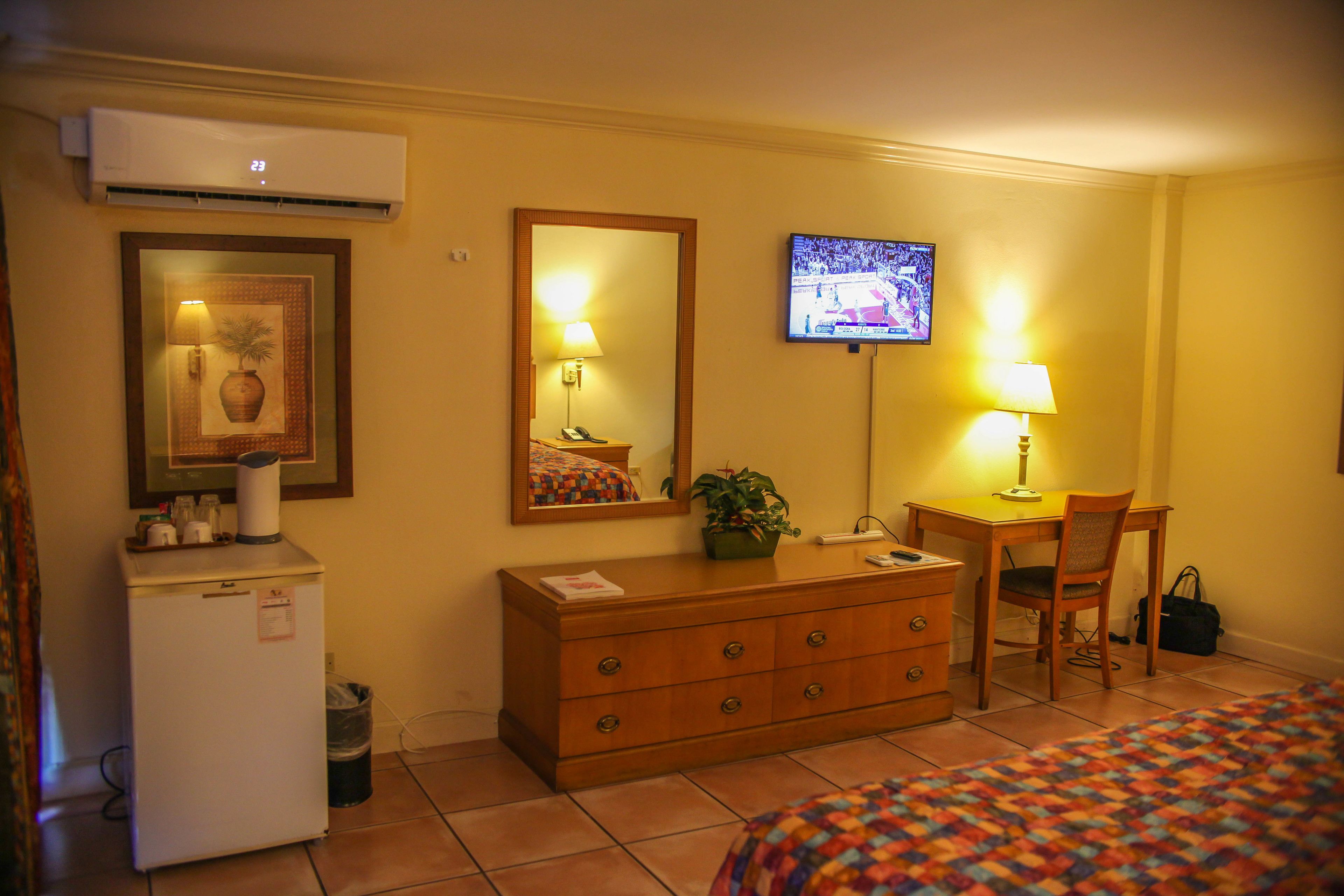 executive king, 1 king bed | living area | tv