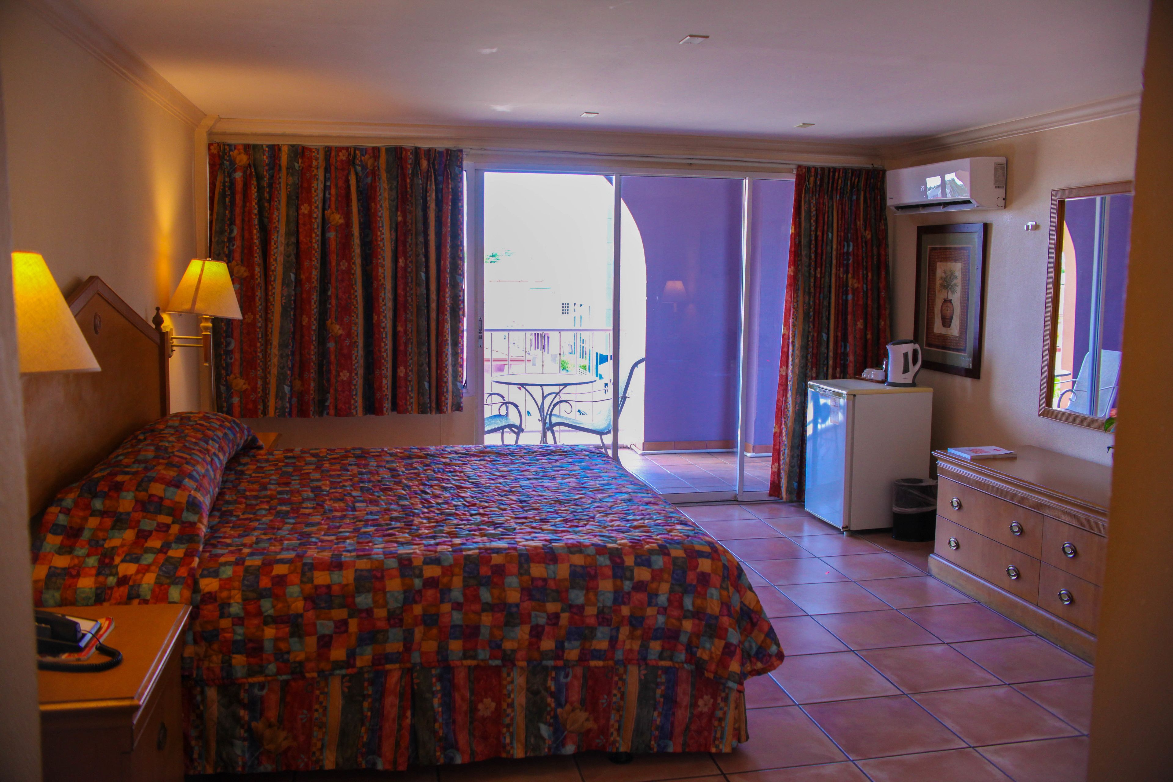 executive king, 1 king bed | living area | tv