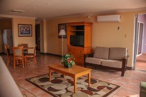 Suite, 1 King-Bett | Wohnzimmer | Fernseher