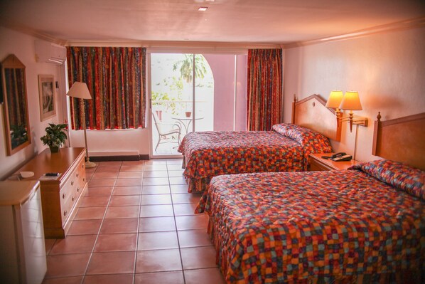 Executive Queen Room, 2 Queen Beds | Opholdsområde | Tv