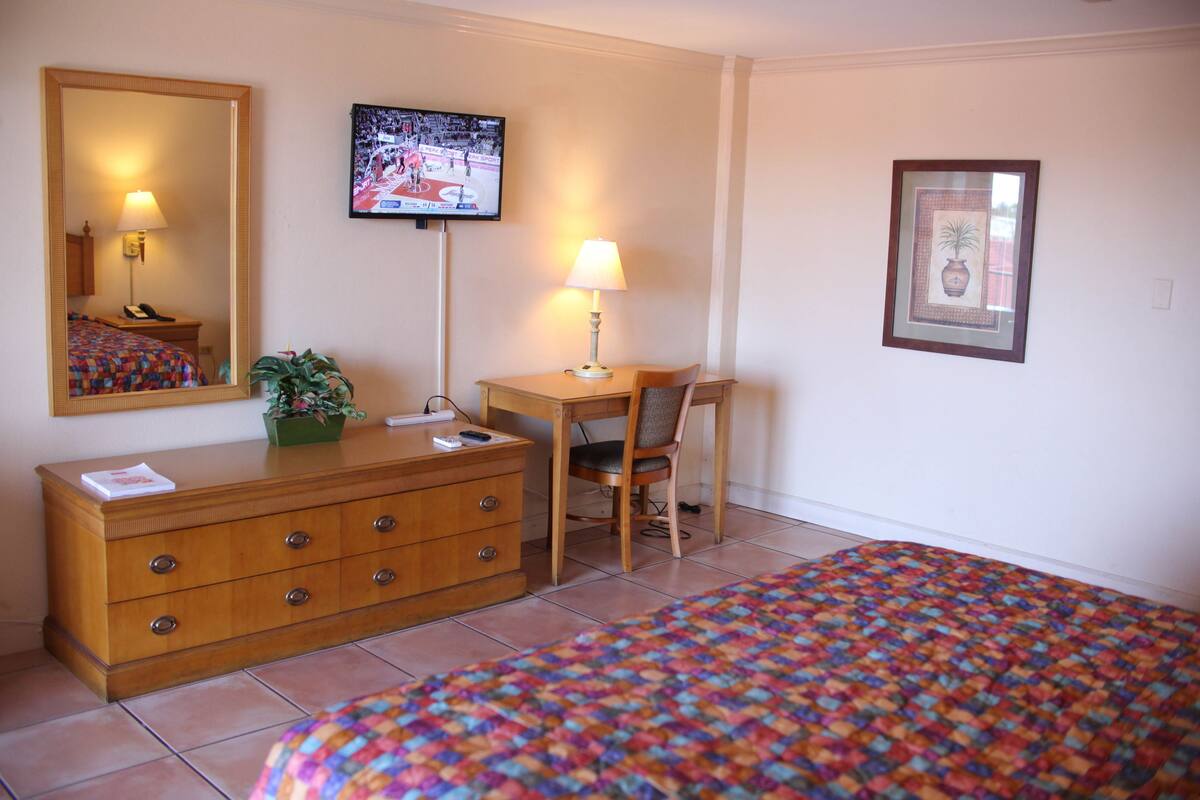 Executive King, 1 King Bed | Oppholdsområde | TV