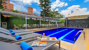 Una piscina al aire libre (de 10:00 a 21:30), tumbonas