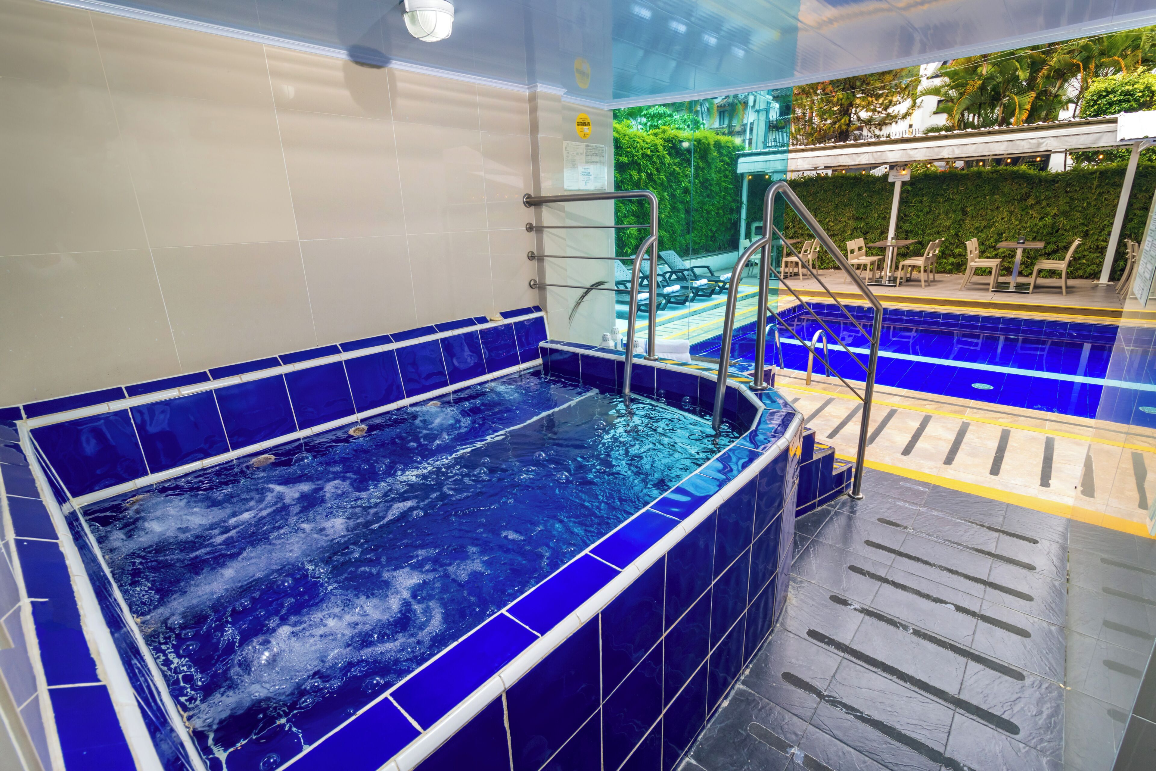 Bañera de hidromasaje interior