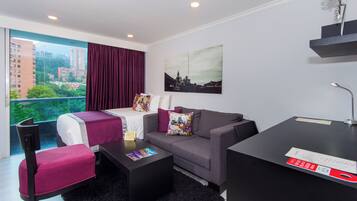 Habitación triple familiar, 1 habitación, baño privado | Caja fuerte, cortinas opacas, tabla de planchar con plancha