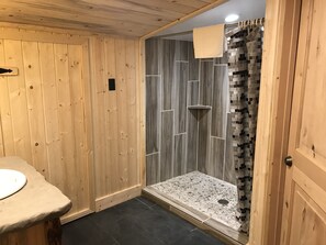 Free toiletries, towels - Heart 6 Ranch (Moran)