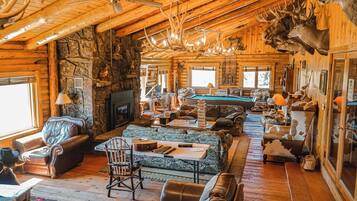 Bagian depan properti - sore/malam