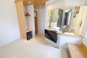 Habitación económica doble, bañera | Ropa de cama de alta calidad, edredones de plumas, decoración individual