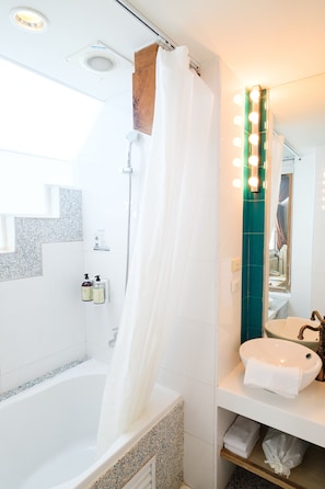 Bañera con ducha, bañera profunda, cabezal de ducha tipo lluvia