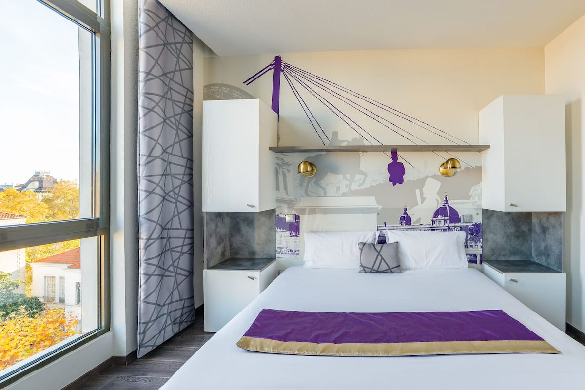 Ropa de cama de alta calidad y escritorio