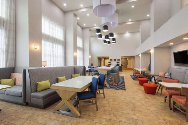 Lobby - Hampton Inn & Suites Harrisburg/North (Harrisburg)